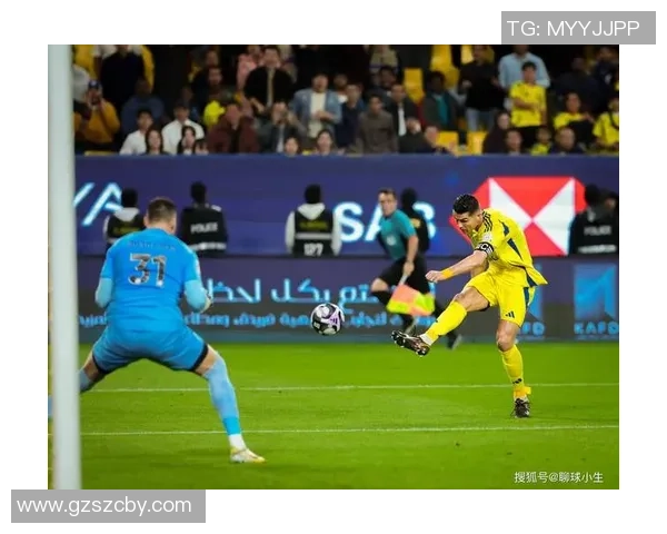 街头挑战赛：猜猜这位足球巨星是谁，打破常规的街头足球风暴